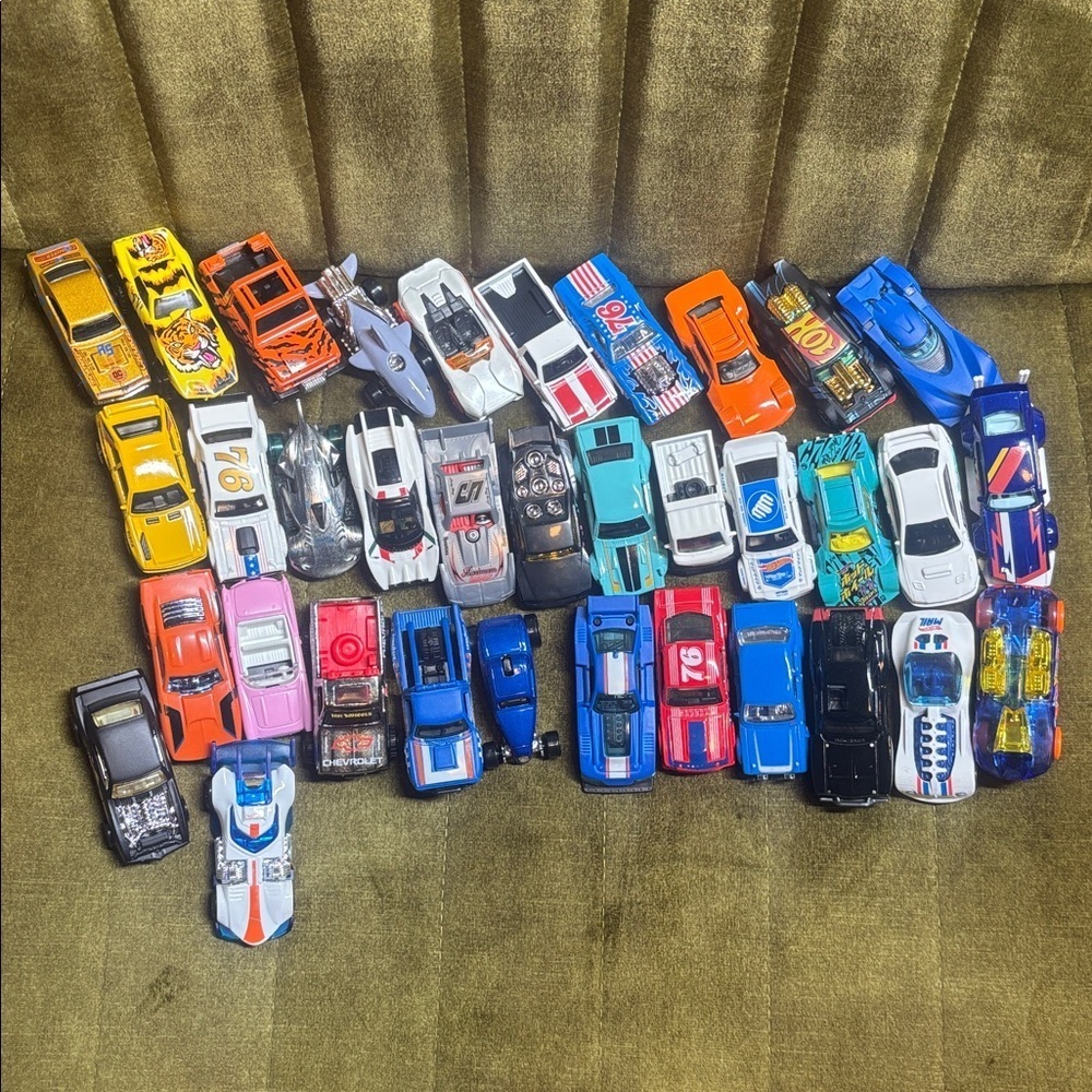 lot of 35 loose pre owned and played with hot wheels cars will not split